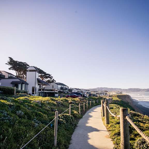 pathway along the beach cliffs with oceanaire on the left
