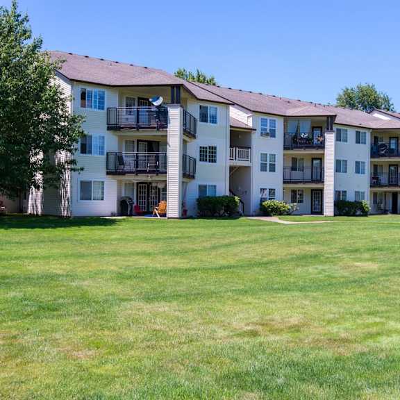 a large lawn in front of an apartment building at sundial apartments, oregon