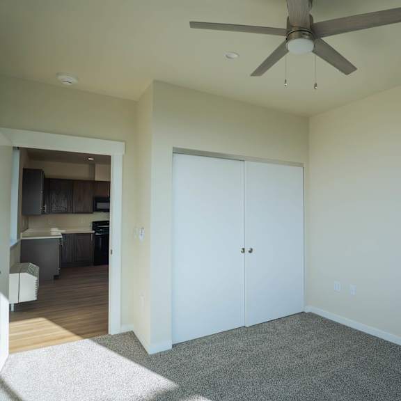 a room with a ceiling fan and a carpeted floor.