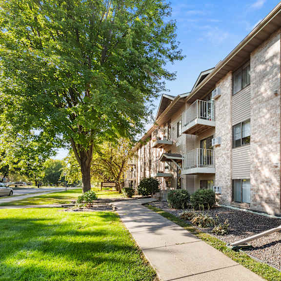 the preserve at ballantyne commons apartment community sidewalks and trees