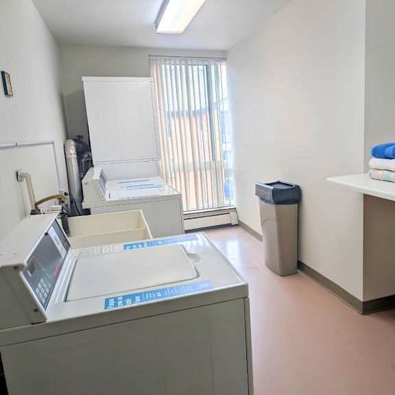 a medical room with a machine on the left and towels on the right.