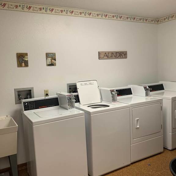 laundry room with washers and dryers.