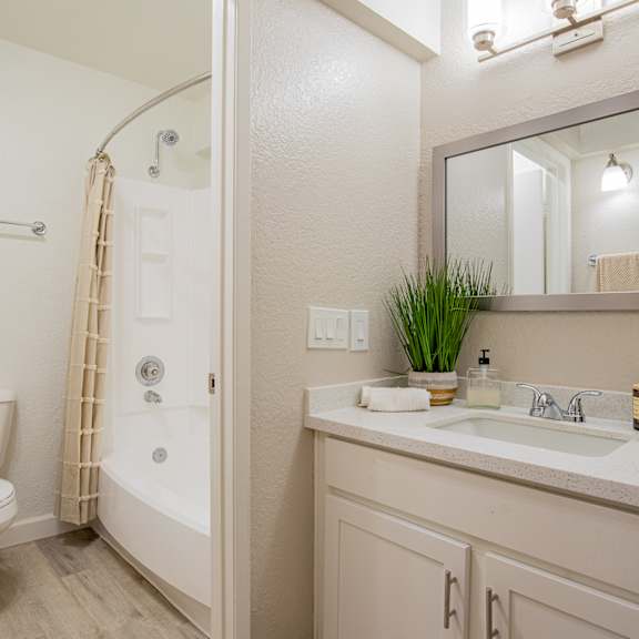 bathroom with shower toilet and sink at banbury apartments riverside