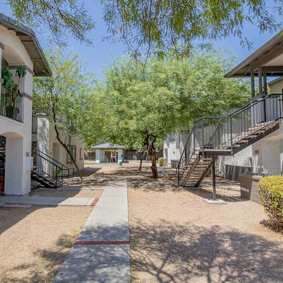 a view of the courtyard at the whispering winds apartments in pearland, tx