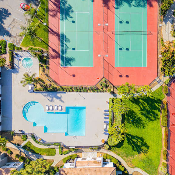 tennis court and pool amenities at banbury apartments riverside california