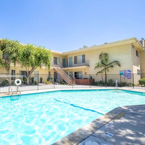 the swimming pool apartments in granada hills ca 