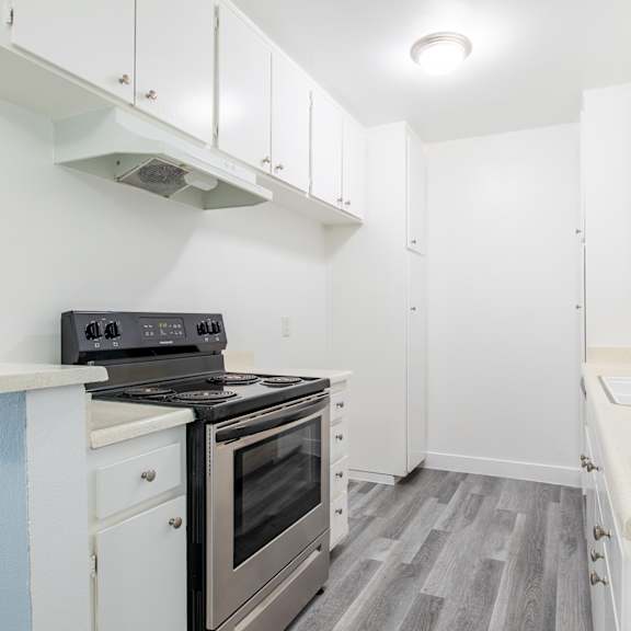 apartment kitchen at kingsbury apartments in granada hills, ca