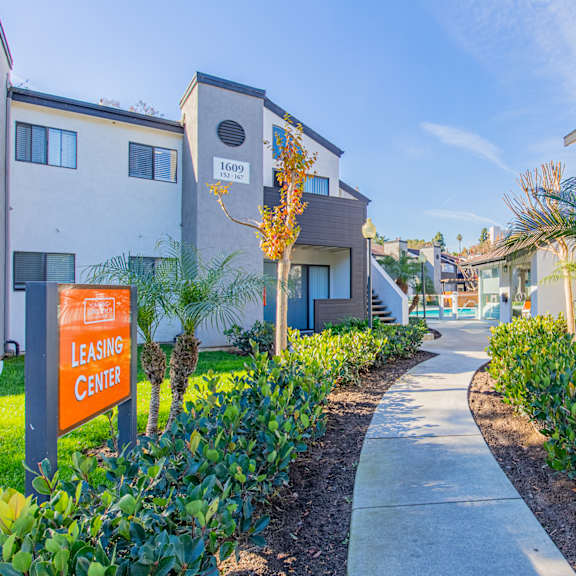 the preserve at ballantyne commons apartments walkway and landscaping