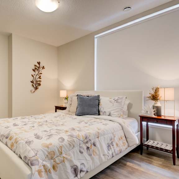 bedroom featuring queen sized