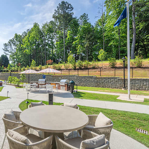 outdoor dining area at arden at huntersville 55+ community