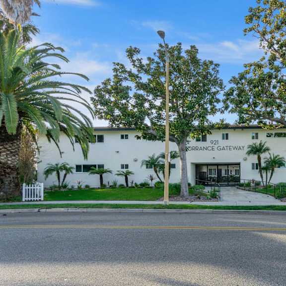 exterior landscape at torrance gateway apartments, torrance, 90501