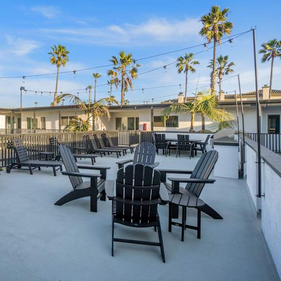 deck with bbq at ocean breeze terrace apartment, huntington beach