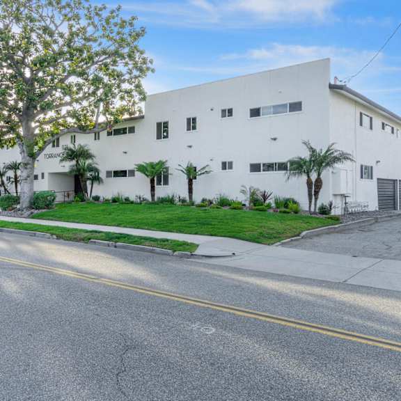 exterior street at torrance gateway apartments, torrance