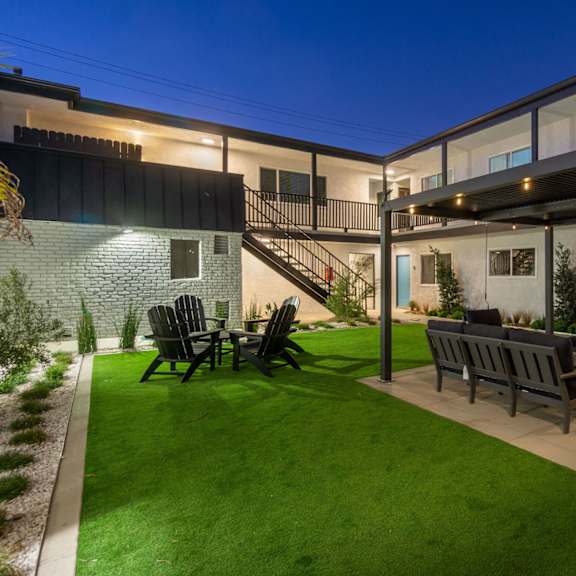 courtyard with seating at ocean breeze terrace apartment, huntington beach, ca, 92648