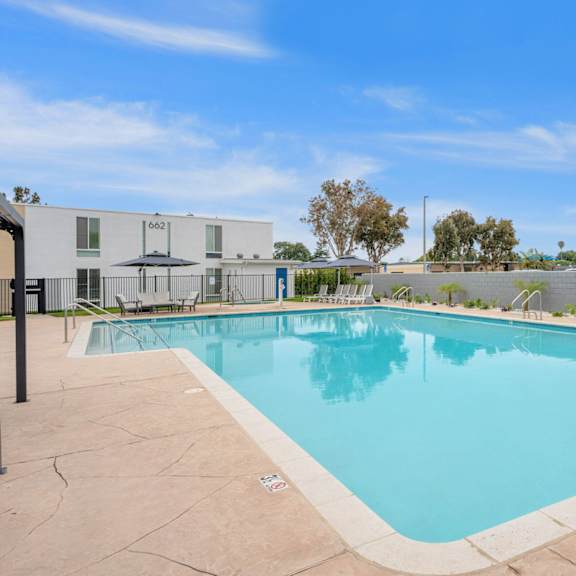 relaxing pool at tamarack sands apartment homes, california
