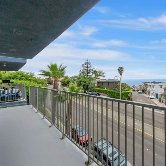 oversized balcony at ocean edge @ laguna beach, laguna beach california