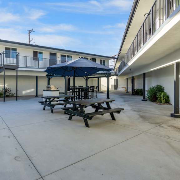 courtyard shaded patio at torrance gateway apartments, california
