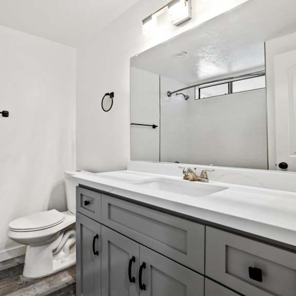 luxurious bathroom at hamilton courtyard apartments, costa mesa