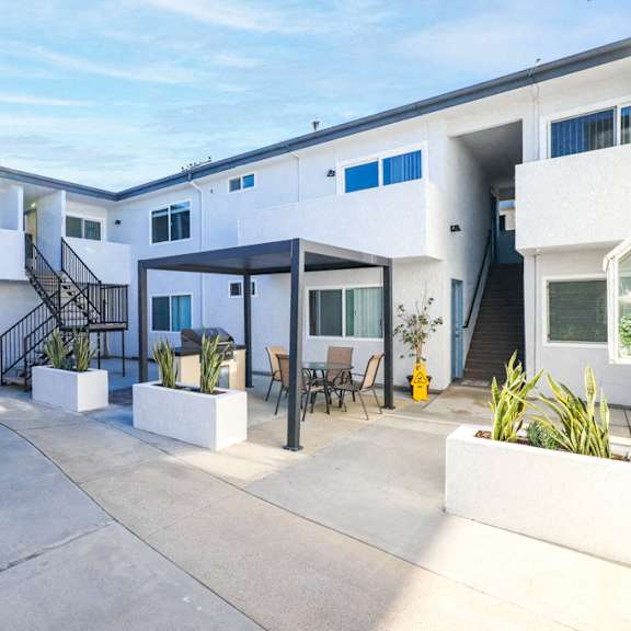 grill and patio at 316 beach apartments, huntington beach, ca, 92648