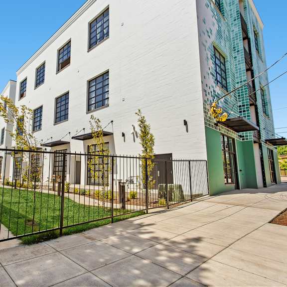 entrance to courtyard sandy rose lofts
