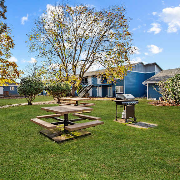 backyard with a picnic table at garden villa apartments, portland