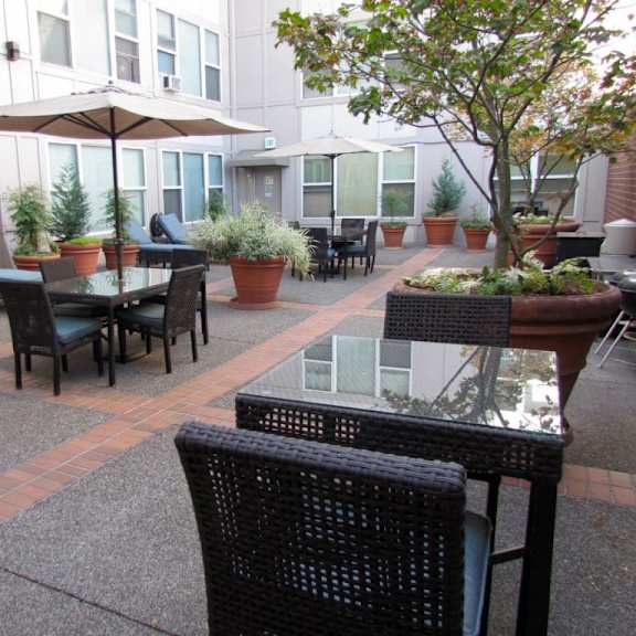 outdoor patio at fifth avenue place apartments, portland