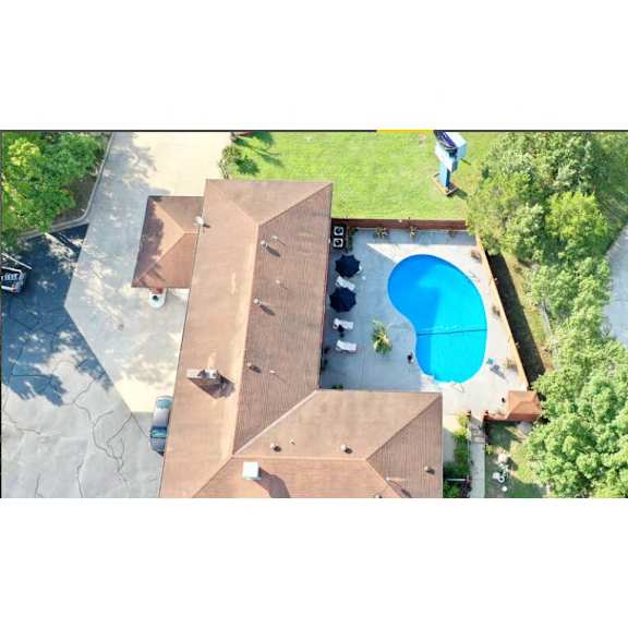 an overhead view of a swimming pool on top of a roof at schaefer ridge apartments, missouri