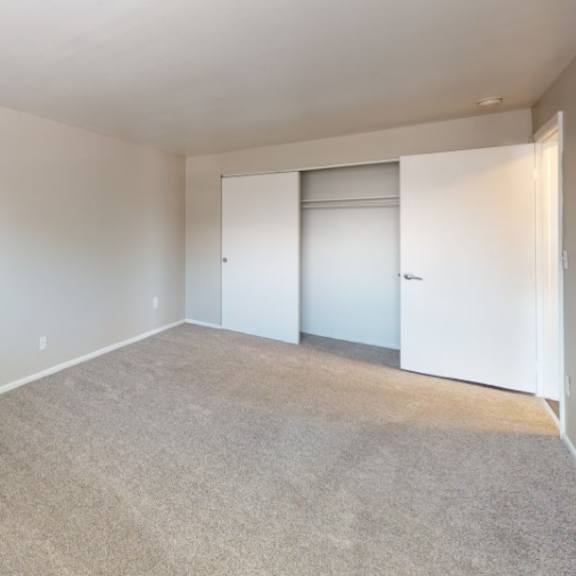 carpeted bedroom at 1190 s bellaire st in denver, co