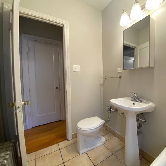 bathroom - charlie chaplin one bedroom