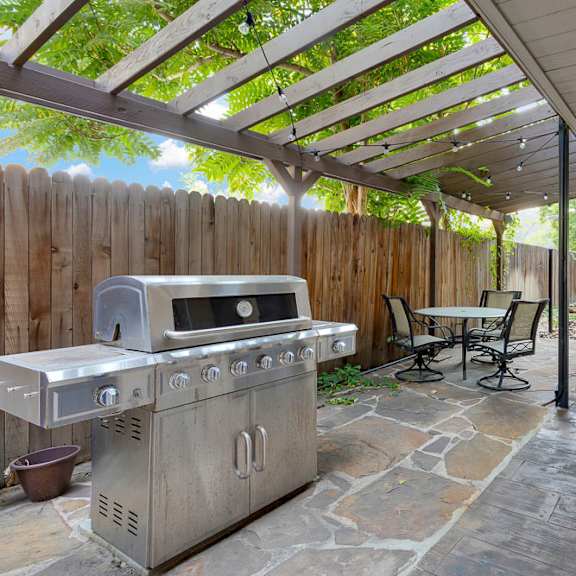 community grill at 1443 elizabeth