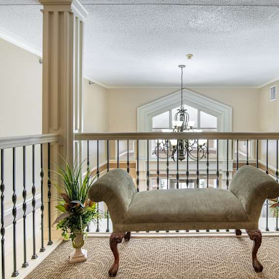 seating area at crosby pointe apartments, st. paul