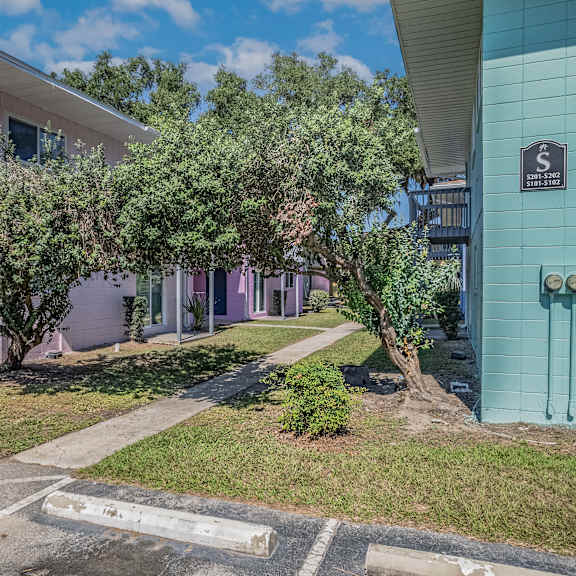 walking trail at serenity place central, tallahassee, fl, 32304
