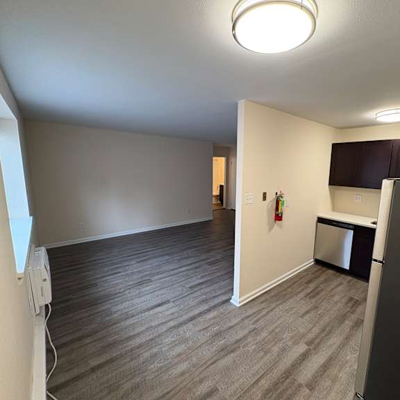 a room with a grey floor and a white ceiling with a light fixture.