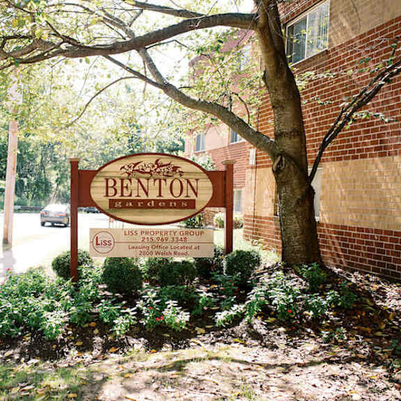 a sign for the benoit restaurant in front of a brick building