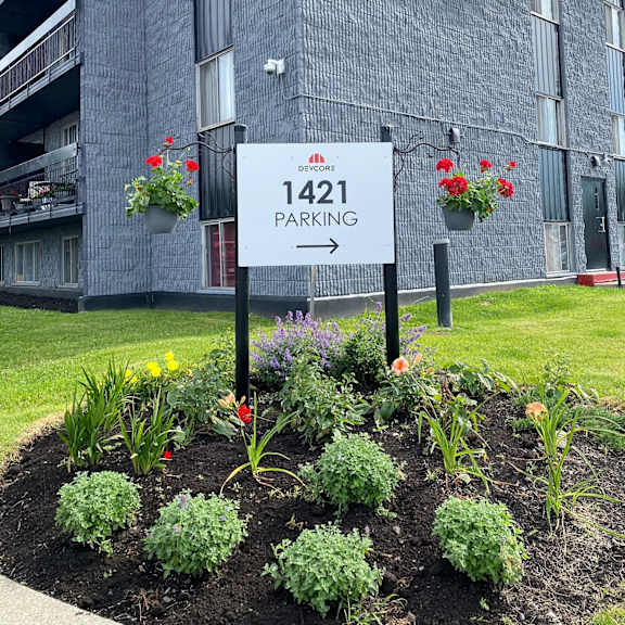 a sign for 1421 parking stands in front of a building.