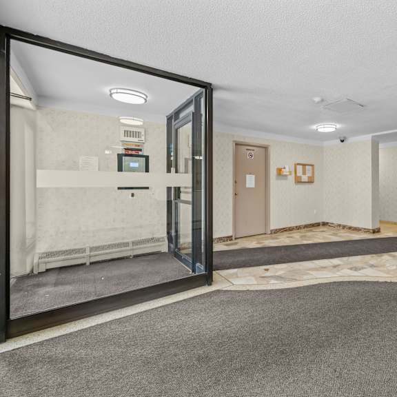 a room with a mirrored door and a carpeted floor.