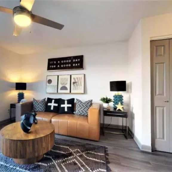 modern living area at cumberland pointe, smyrna