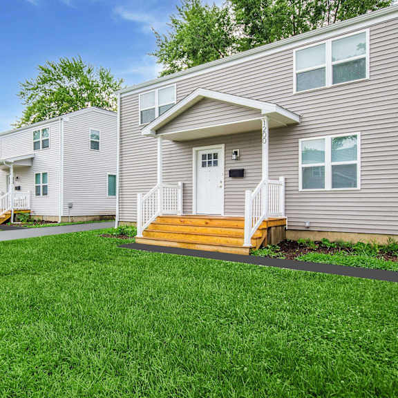 a row of houses with green lawns in front at poplar place apartments, springfield, il