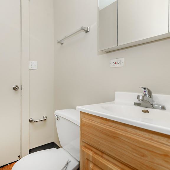 bathroom at sheridan park, chicago, 60640
