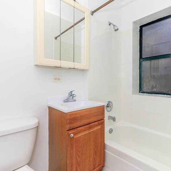 bathtub in bathroom at sheridan park, chicago