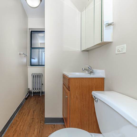 master bathroom at sheridan park, chicago, illinois