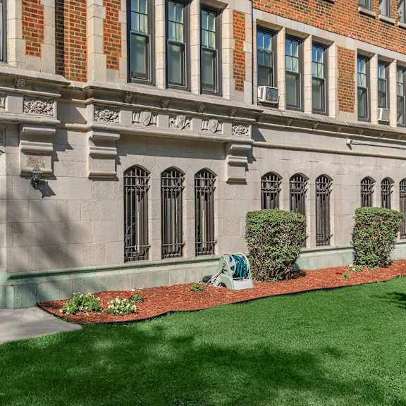 exterior view at sheridan park, chicago, il 60640