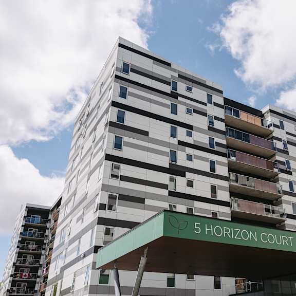 a tall building with the words 5 horizon court on the front.