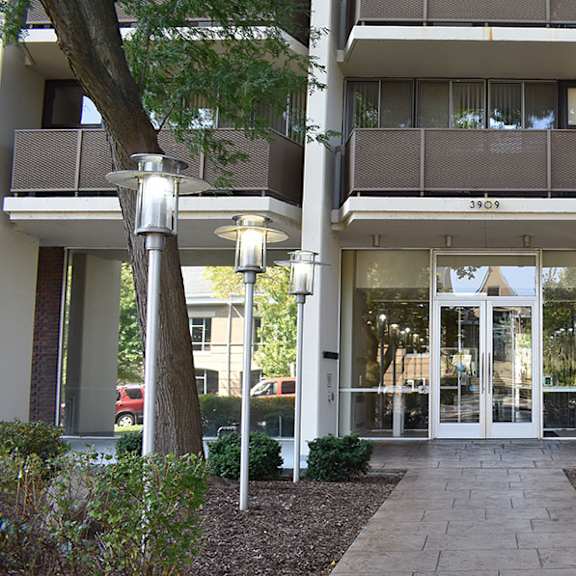 the image shows the front of a building with a glass door entrance and a sign that reads "sid".