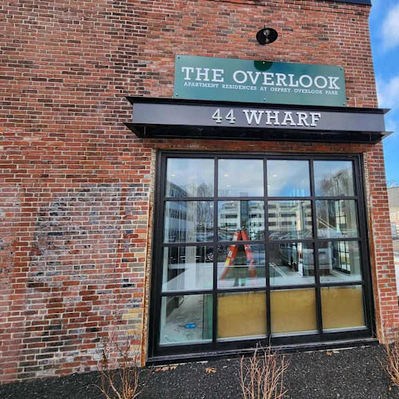the overlook apartment building is located at 44 wharf.