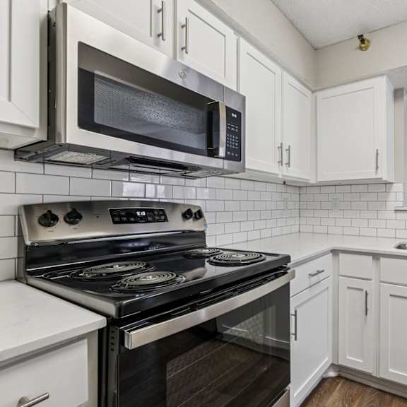 b1 kitchen at jefferson place in irving, tx