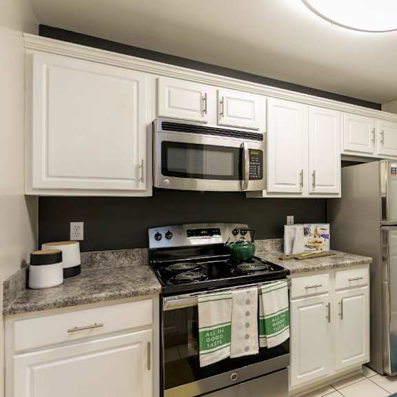 kitchen at the resort at lake crossing apartments, prg real estate, lexington, ky