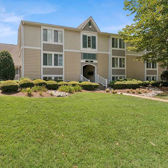 green lawn at linkhorn bay apartments, virginia beach, 23451