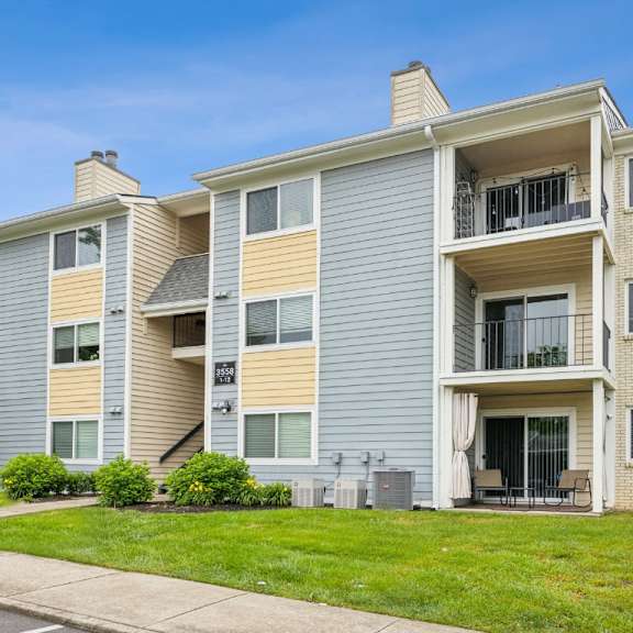 apartment building with a blue sky in the background at chinoe creek apartments, kentucky