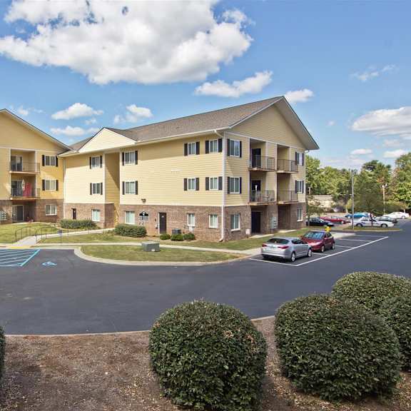 exterior building and grounds at lakecrest apartments, prg real estate management, greenville, sc, 29615